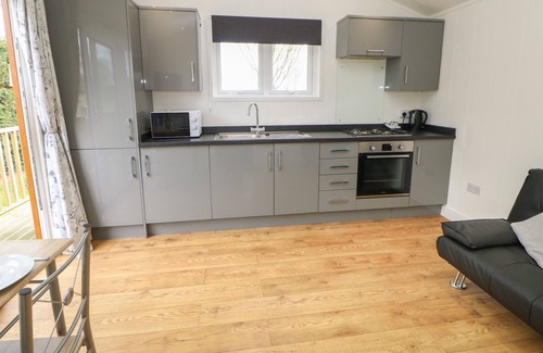 Hutton Rudby Cottage | GLENDALE POD, pet friendly, with hot tub in Hutton Rudby
