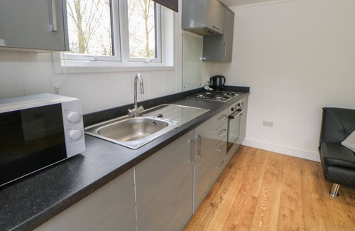 Hutton Rudby Cottage | GLENDALE POD, pet friendly, with hot tub in Hutton Rudby