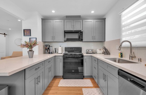 Glendora House | Glendora Route 66 Home Newly Renovated Spacious 4-bedroom with 6 bathrooms