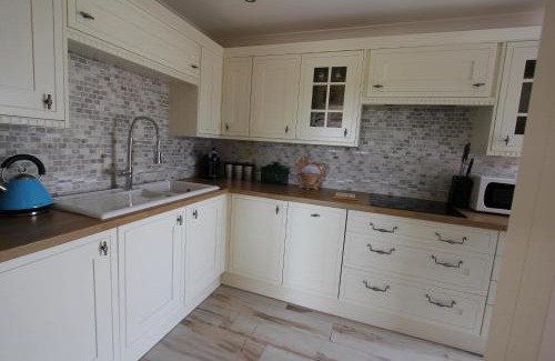 St Brides House | Glenside Cottage with Hot Tub