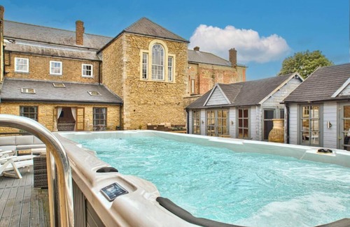 Glentham House | Glentworth Hall by Group Retreats - sleeps 33 guests in 10 bedrooms