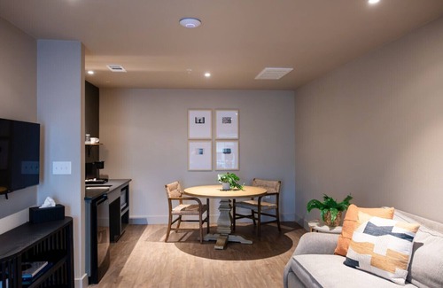 Brazos Hotel | Gloria Inn 2 -5 minutes from Baylor and 2 Blocks to Magnolia