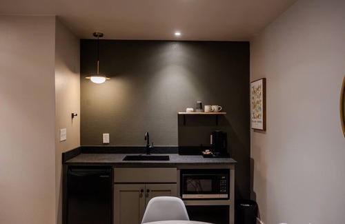 Brazos Hotel | Gloria Inn 2 -5 minutes from Baylor and 2 Blocks to Magnolia