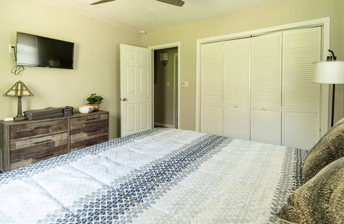 Howard House | Glorious but Comfy Modern Apple Valley Lakehouse with Hot Tub & Firepit