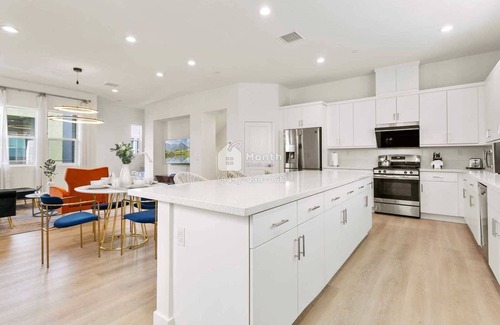 Platinum Triangle House | Glorious Garden on E Mason Ln