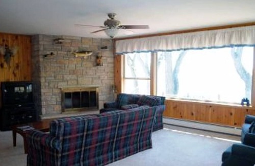 Green Lake House | Glorious Sunsets - 100' of Lakefront - Great Swimming for Kids - Sandy Bottom!