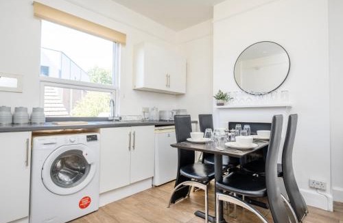 Stroud Apartment | Gloucester Street Nest - 3BR Flat for 6 Guests