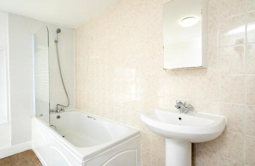 Stroud Apartment | Gloucester Street Nest - 3BR Flat for 6 Guests