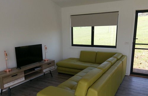 Reedy Creek Villa | Go bushwalking in 1200 acres or just sit back and relax. Vineyards are 30 mins,