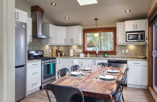 Port Renfrew Cottage | Going Coastal A+B, oceanfront view, pet friendly sleep a total of up to 10