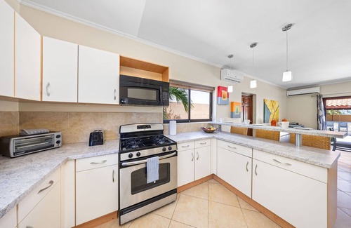 Gold Coast Villa | Gold Coast 4br4 5BA Villa w Privatepool Gym