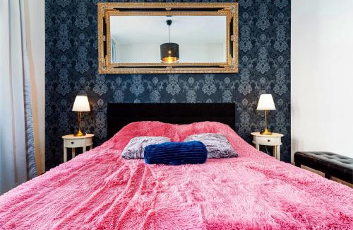 Vysehrad Apartment | Golden Dog Suite