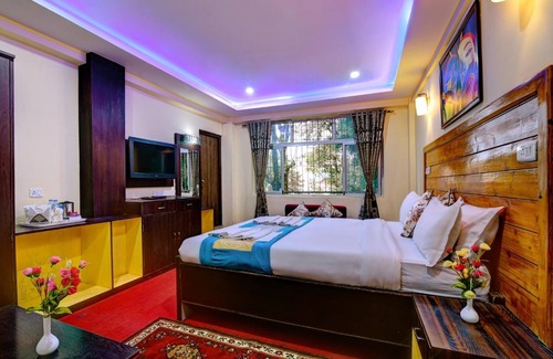 Darjeeling Hotel | Golden Dolma