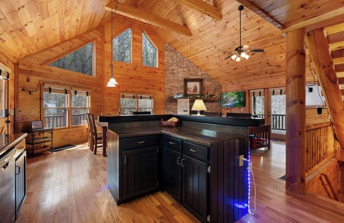 Ridgeline Vistas Cabin | Golden Getaway- Mineral Bluff GA