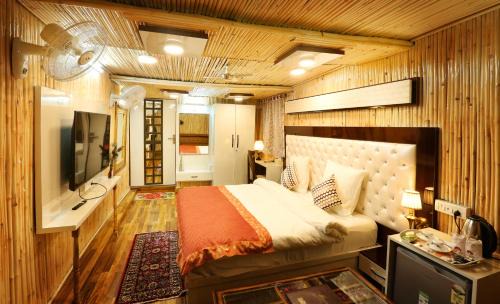Saket Bed & Breakfast | Golden Homestay