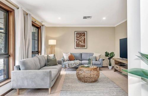 McLaren Vale House | 'Golden Homestead' A Panoramic Vineyard Escape