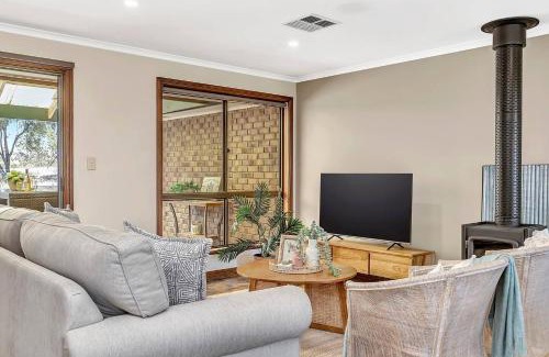 McLaren Vale House | 'Golden Homestead' A Panoramic Vineyard Escape