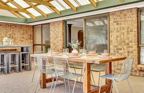 McLaren Vale House | 'Golden Homestead' A Panoramic Vineyard Escape