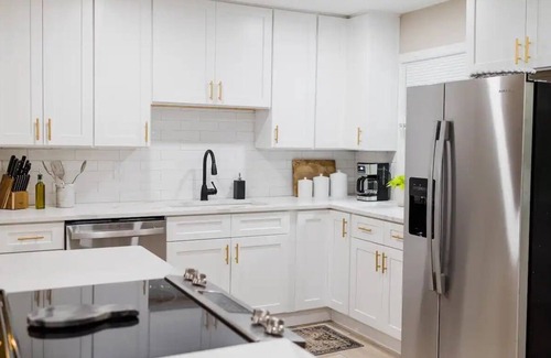 Lexington House | Golden House: Sleeps 12 Cozy + Modern - close to UK, Summit + Keeneland!