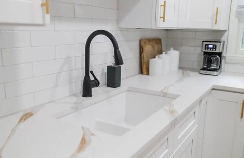 Lexington House | Golden House: Sleeps 12 Cozy + Modern - close to UK, Summit + Keeneland!