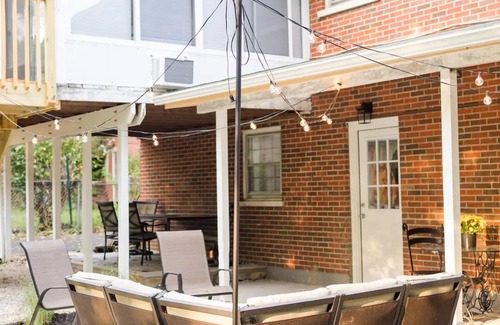 Lexington House | Golden House: Sleeps 12 Cozy + Modern - close to UK, Summit + Keeneland!