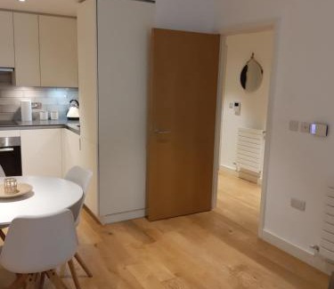 Canning Town Apartment | GOLDEn LuxurY APARtMENT