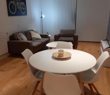Canning Town Apartment | GOLDEn LuxurY APARtMENT