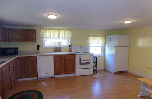 Nelsonville Cottage | Golden Moose Cottage with hot tub