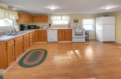 Nelsonville Cottage | Golden Moose Cottage with hot tub
