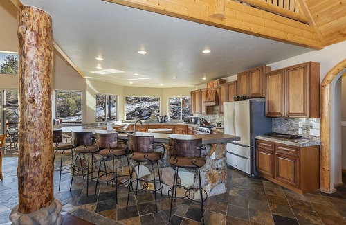 Castle Glen Estates Cabin | Golden Oak Estate by Destination Big Bear : Luxury Log Home in Castle Glen! Walk to the Lake! Beautiful Mountain Views!