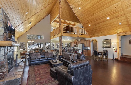 Castle Glen Estates Cabin | Golden Oak Estate by Destination Big Bear : Luxury Log Home in Castle Glen! Walk to the Lake! Beautiful Mountain Views!