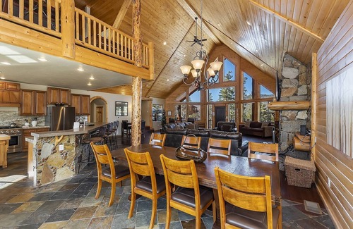 Castle Glen Estates Cabin | Golden Oak Estate by Destination Big Bear : Luxury Log Home in Castle Glen! Walk to the Lake! Beautiful Mountain Views!