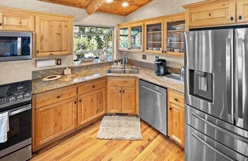 Castle Glen Estates Cabin | Golden Oaks by Destination Big Bear :Luxury Log Cabin w/Peaceful Setting in High End Neighborhood! Foosball Table/Arcade Game! Gourmet Kitchen! Master Suite w/Private Bathroom! Garage Parking! Propane BBQ!