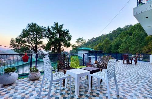 Kumarhatti Bed & Breakfast | Golden pine villa