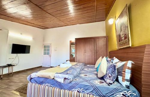 Kumarhatti Bed & Breakfast | Golden pine villa