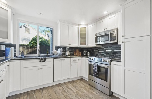 Riverside House | Golden Pool Home, Jacuzzi, Game Room, Arcade, King Size Bed, Fire Pit, BBQ Grill