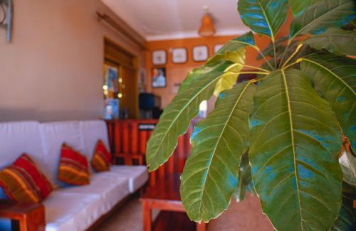 Entebbe Hotel | GOLDEN QUEST HOTEL