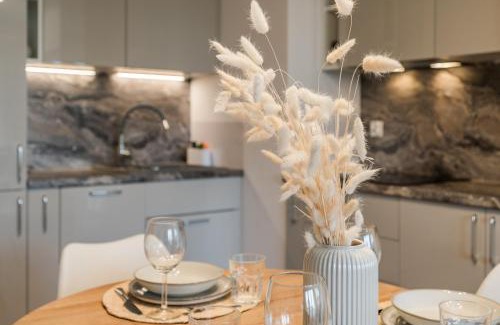 Przymorze Apartment | Golden Reagan by Aparo - Nowy Apartament, Winda, Łóżeczko Turystyczne, Plaża 500m, Balkon, 2 Sypialnie oraz Salon, Rowerownia, Biurko