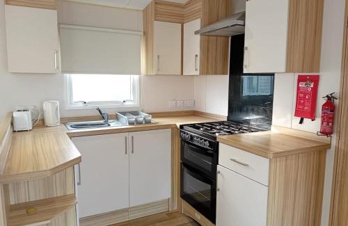 Kinmel Bay Apartment | Golden Sands 3 Bed Caravan - 1 Minute to Beach!
