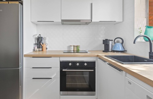 Henley Beach South Apartment | Golden Sands, Beachside, Secure Parking, WiFi & Netflix