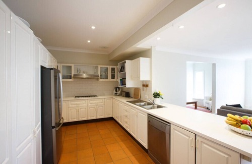 Newport House | Golden Triangle Villa - Quick Walk to the Beach