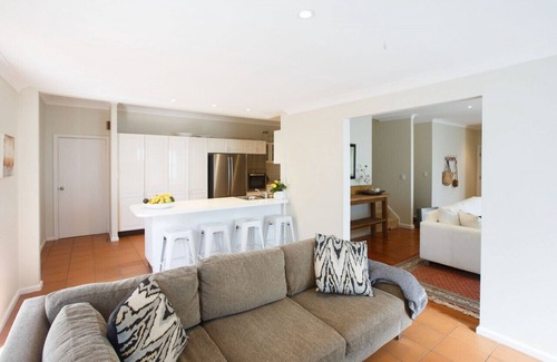 Newport House | Golden Triangle Villa - Quick Walk to the Beach