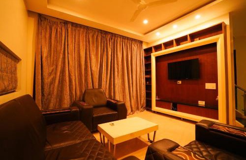 Tirupati House | Golden villa A luxury HomeStay - Near To Bhudevi Complex TTD Ticket Counter Alipiri