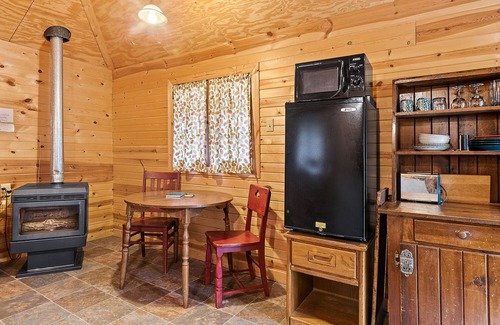 Deadwood Cabin | Goldenwest Cabin near Spearfish Canyon