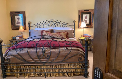 Aiken Bed & Breakfast | Goldfinch Room - The Birdnest Inn
