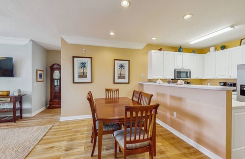 Calabash Condo | Golf community condo near beach with on-site pool, golf, & screened balcony