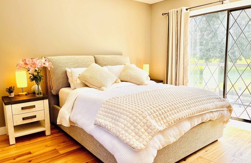 Regional District of Nanaimo Bed & Breakfast | Golf Course and Beach View Room in a desirable location near Qualicum Beach town