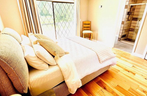 Regional District of Nanaimo Bed & Breakfast | Golf Course and Beach View Room in a desirable location near Qualicum Beach town
