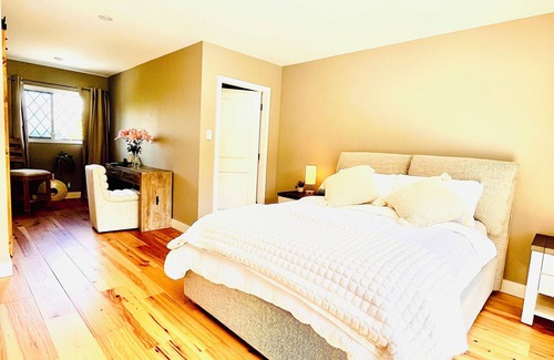 Regional District of Nanaimo Bed & Breakfast | Golf Course and Beach View Room in a desirable location near Qualicum Beach town