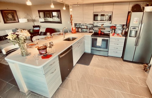 Ladera West House | Golf Course, Mnt Views, Balloons, King & Queen Beds, Veranda, Yard, 3 BD, WI-FI